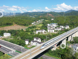 高铁驰骋山水间，解锁广西桂林快进慢游新体验