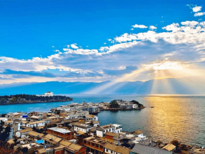 从淄博烧烤摊到洱海月，一场跨越山海的治愈远征