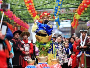 红墙映新春，光影贺新年，横店影视城春节旅游全体验