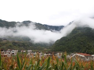 孟屯河谷，雪山脚下的野奢营地，邂逅山水与藏羌风情