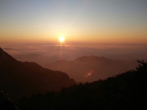 泰山顶下山，与云雾告别，与人间重逢