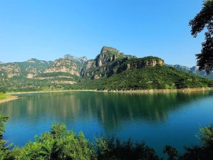 石门湖，一湖碧水映丹崖，千年秘境待君游