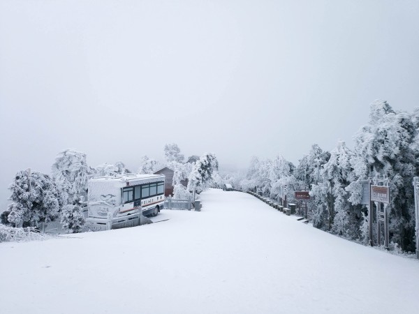 衡山冬日，雪舞南岳，禅意悠然