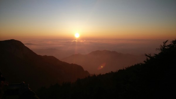 泰山顶下山，与云雾告别，与人间重逢