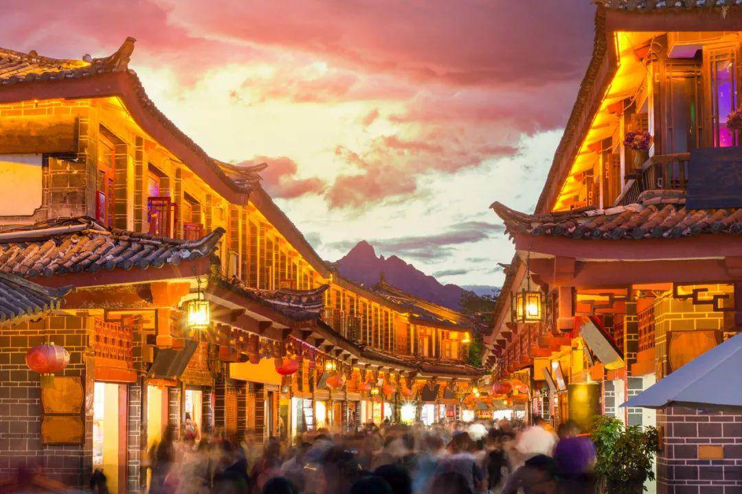 丽江九色玫瑰小镇，邂逅一场彩云之南的玫瑰浪漫之旅