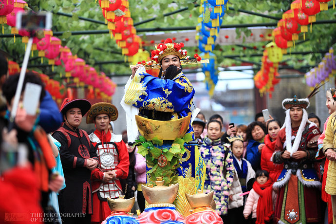 红墙映新春,光影贺新年,横店影视城春节旅游全体验 红墙映新春,光影贺新年,横店影视城春节旅游全体验