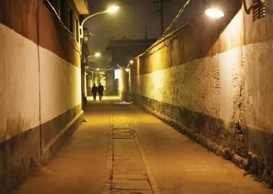 夜深了，老城区的巷子里只剩下一盏昏黄的路灯还亮着。灯下是一张折叠方桌，四把塑料椅，一壶泡得发苦的浓茶。四个人围坐着，指尖摩挲着温热的牌面，一场属于普通人的战争悄然开场