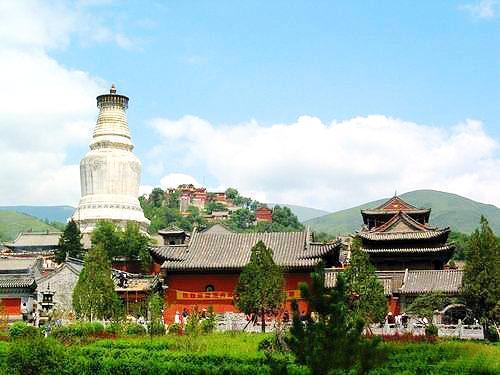 五台山南门入，一步一景间，邂逅清凉佛国