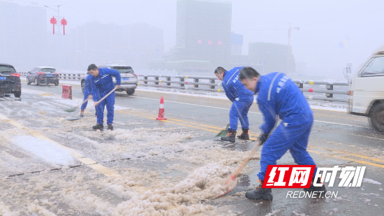 黑龙江遭遇强雨雪冰冻天气 最新进展，多部门联动应对，交通出行受影响
