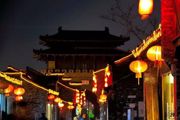 古城扬州年味浓，红梅映明月，烟火暖新春