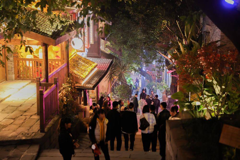 洪崖洞不止夜景，解锁周边宝藏玩法，邂逅山城烟火气