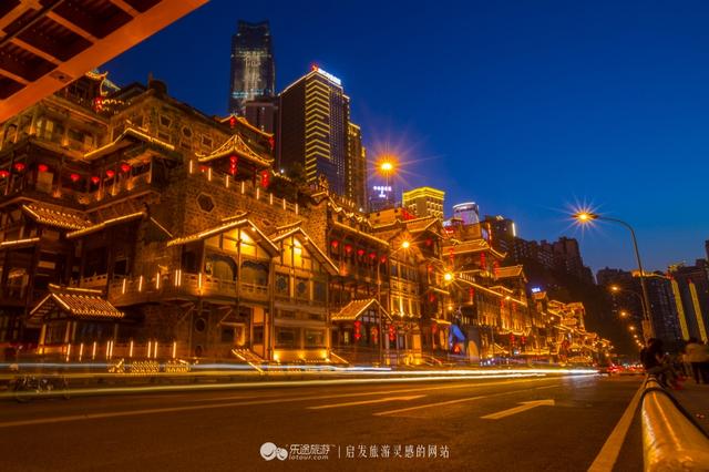 重庆两天一夜，在8D魔幻山城，邂逅江湖烟火与璀璨星河