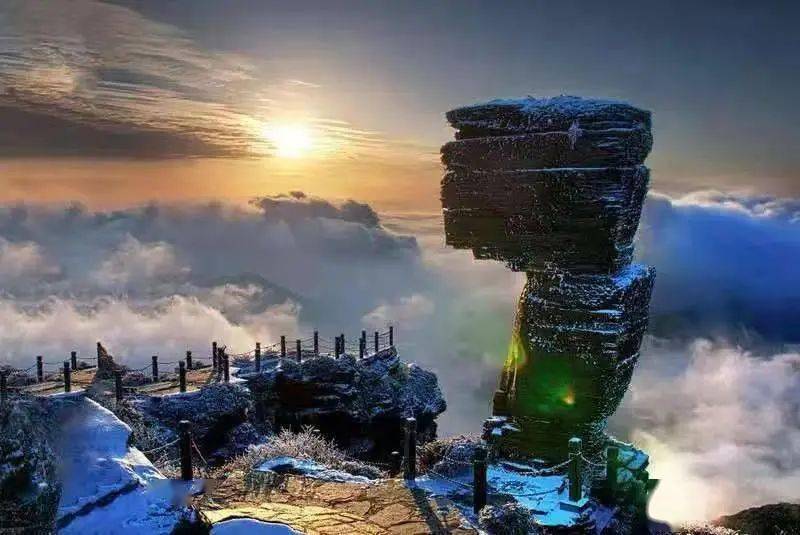 驾游梵净山，在云海与佛光间，邂逅黔东秘境的山水禅意