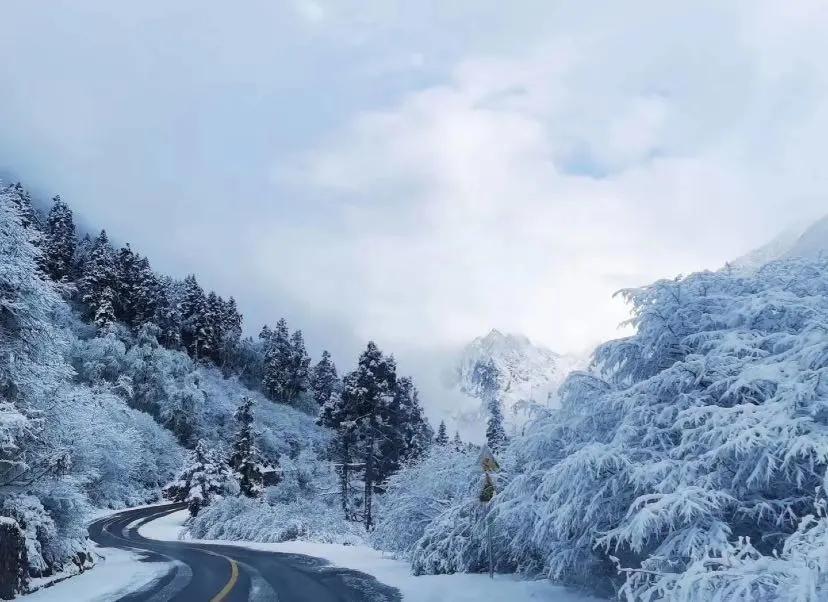 川西冬自驾，驶向雪山秘境，邂逅一场冰雪童话