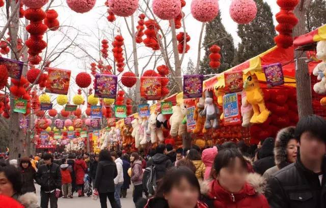 新年北京游，红墙黄瓦映新岁，京味儿年味共团圆