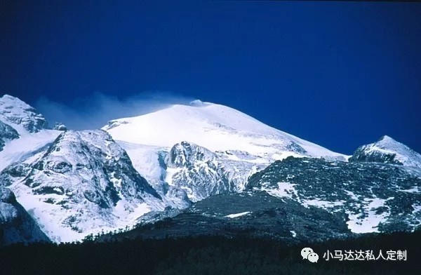 梵净山春行，云海佛光间，邂逅一场山花烂漫