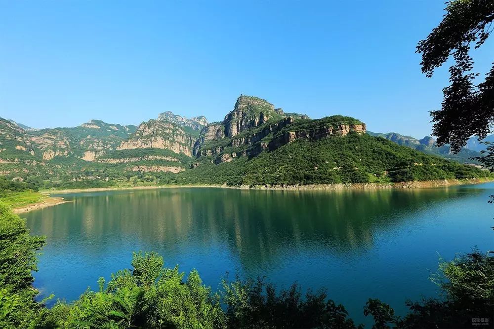 石门湖，一湖碧水映丹崖，千年秘境待君游