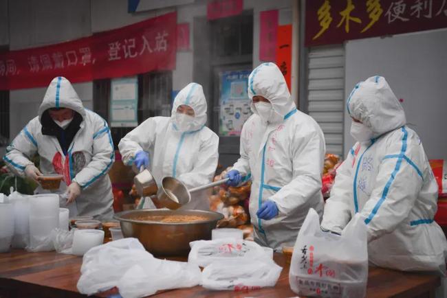 疫路送餐，一份热乎饭里的人间烟火