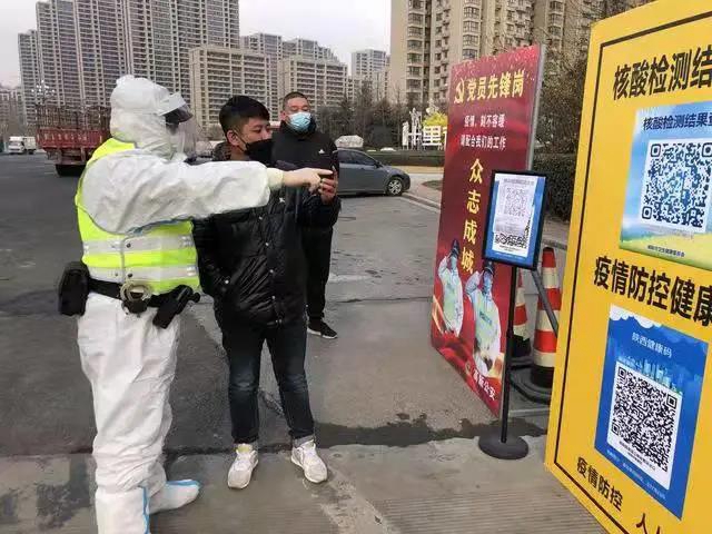 筑牢基层防疫堡垒，疫情防控宣传展板的无声力量