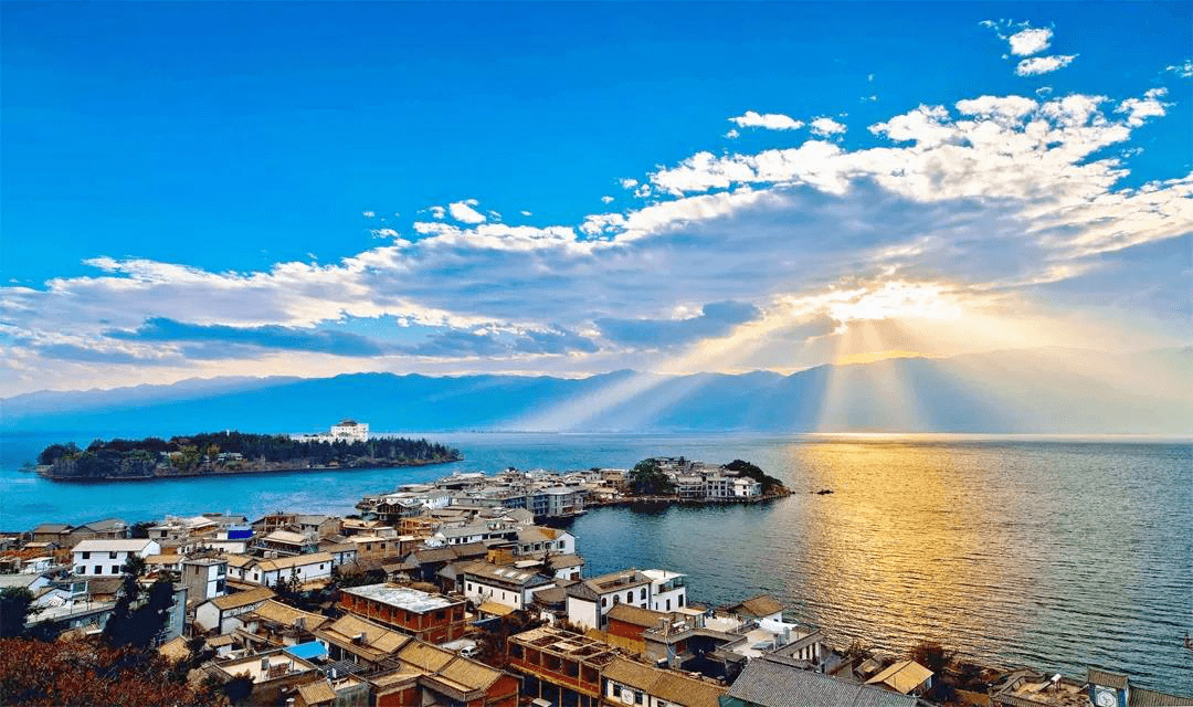 从淄博烧烤摊到洱海月，一场跨越山海的治愈远征