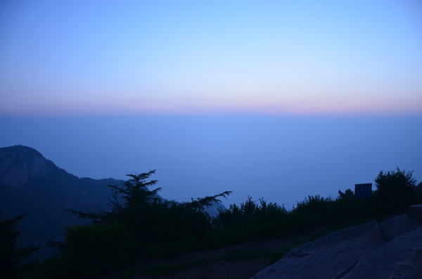 七月流火登泰山，汗水浇灌的日出与云海
