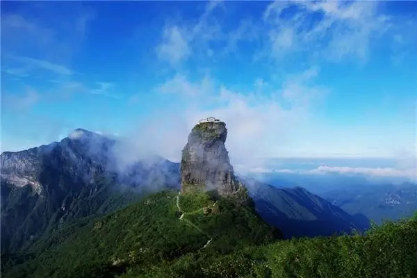 梵净山徒步，在云端古道上，遇见自然的秘境与心灵的朝圣