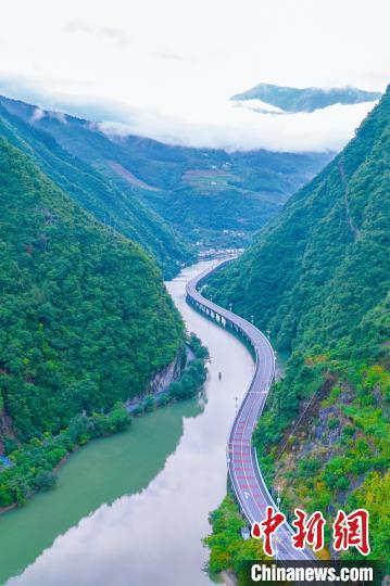 兴山水上公路，一条流动的山水长卷，邀您赴一场车在水中行，人在画中游的生态之旅