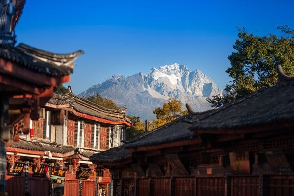 丽江的12月，雪山为幕，暖阳为伴，赴一场古城慢时光