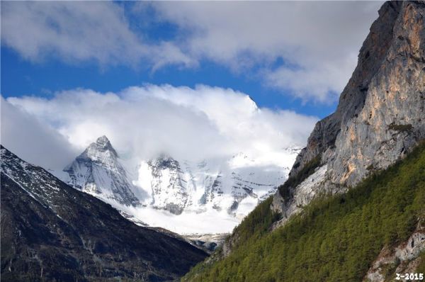 从稻城亚丁到梅里雪山，一场穿越神山圣湖的朝圣之旅
